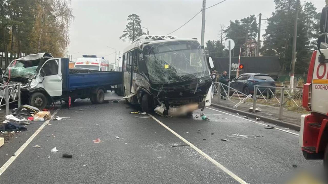 Автобус столкнулся с "Газелью" в Ленобласти: есть погибший и пострадавшие