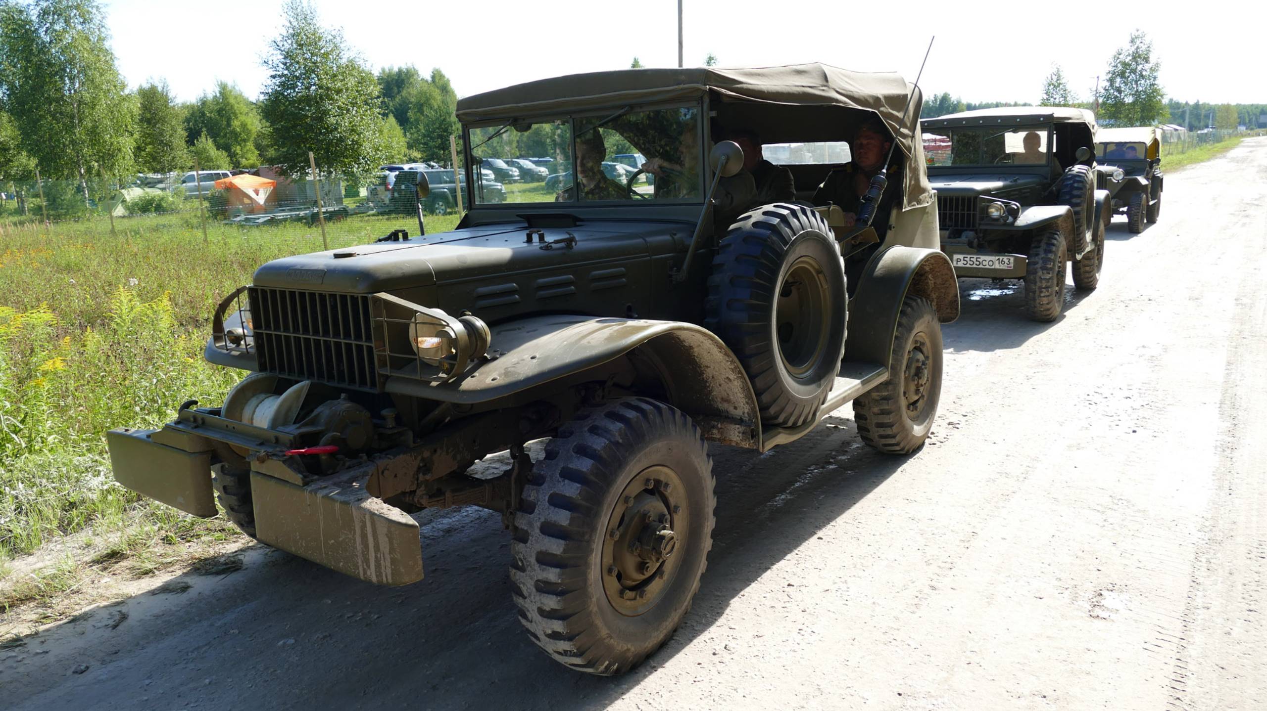 Проход колонны техники на слёте "Моторы Войны", 13 августа 2022 смотреть онлайн