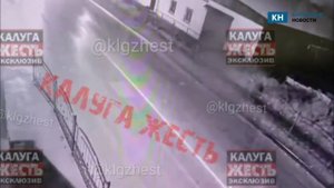 На одной и той же улице в Калуге машины дважды снесли ограждение