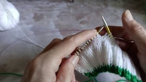 как я вязала резинку у белого свитера