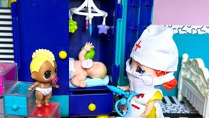 СПРЯТАЛ СЕСТРЕНКУ ОТ ДОКТОРА В ШКАФ👶🤣 Куклы ЛОЛ сюрприз семейка Панки и Вики мультики ДАРИНЕЛКА