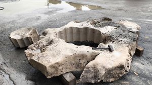 Каменная плита со сквозным отверстием для посадки растений