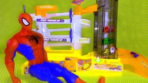 Человек-паук играет в машинки.Супергерой.Марвел.Мстители.Игрушка.Гоночки.Машинка.Паук.Герой.Мультик.