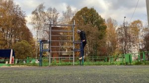 俄罗斯男子在体操梯上锻炼,以成为一名更好的机器学习工程师 || 让我们一起努力吧 :)