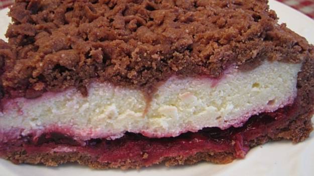 Творожный пирог с какао и вишней