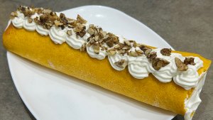 Морковный рулет с творожным кремом / Как испечь рулет из моркови с творожным сыром дома