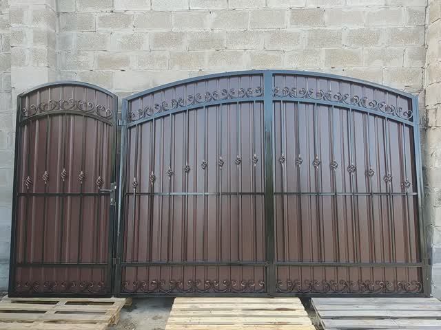 Ворота ковка + профнастил калитка рядом M140PR