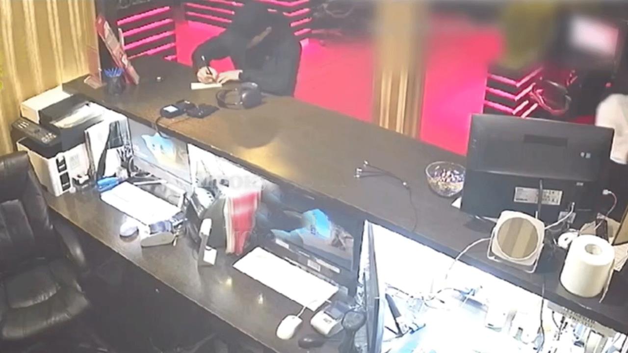 Записка и наушники: появились кадры ограбления букмекерской конторы в Москве