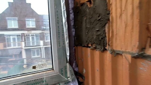 Внутреннее утепление окон в таун-хаусе пароизоляционной лентой