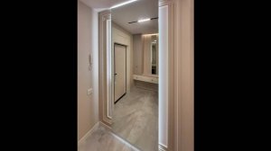 Большое зеркало с подсветкой в прихожую