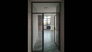 Стеклянная перегородка с распашной дверью, темная фурнитура