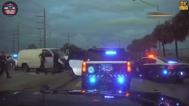 Самые безумные моменты: полицейские сталкиваются с самыми опасными преступниками #12 смотреть онлайн