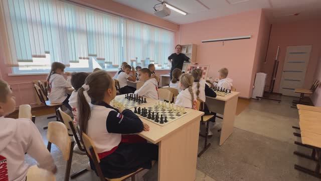 В школе № 40 Владивостока второклассники посещают уроки шахмат. смотреть онлайн