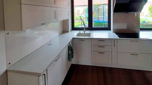 Стеклянный прозрачный фартук на кухню