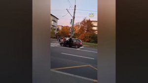 В Санкт Петербурге водитель не пропустил пешехода и остался без колёс