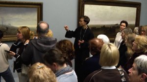 Вместо подиума — библиотека: экскурсовод Русского музея стал звездой соцсетей