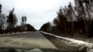 Лихо подрезает на встречном авто