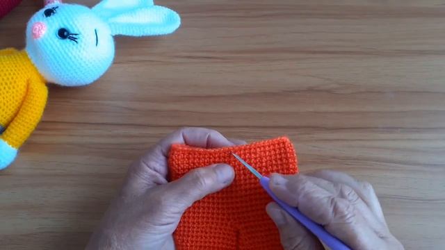 Зайчик в ботиночках ч. 4 вяжем комбинезон. смотреть онлайн