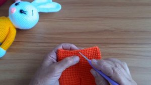 Зайчик в ботиночках ч. 4 вяжем комбинезон.