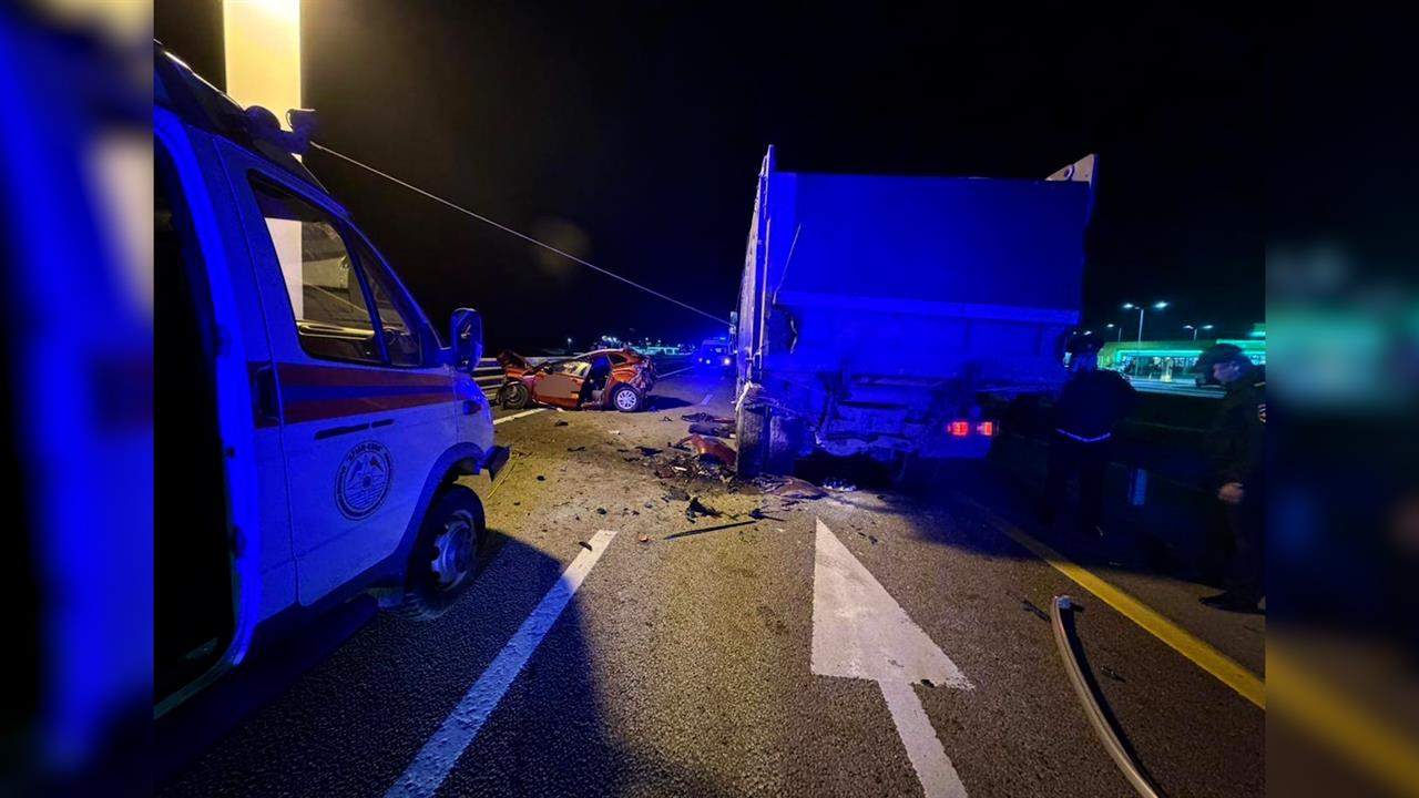 Семья из трех человек погибла в ДТП с грузовиком на трассе в Крыму