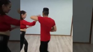 Девушка танцует в хорошо обтягивающих кожаных Лосинах.Женские образы и стили.