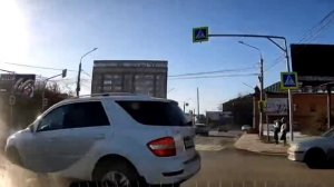 Свободно подрезает белым кроссовером