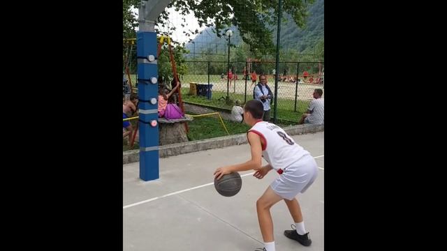 Красный цвет - кроссовер между ног в одну сторону, зеленый цвет - в 2 стороны