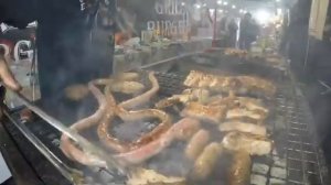 Ночная Уличная ЕДА в Италия Огромная КОЛБАСА Сосиски Ребрышки СВИНИНА и Многое Другое