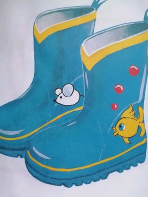 Раскрашиваю маркерами сапожки.