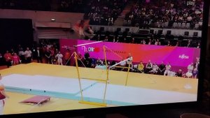 Китаянка на брусьях