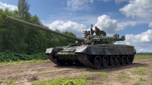 Звук Танка Т-80 напомнит вам взлетающий самолёт, так как в этих танках стоит авиационный двигатель!