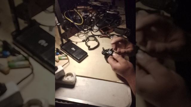 Замена батареек в фонарике установленном на ремешке туристических часов, 20251010 смотреть онлайн