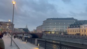 Мы - космополиты, поэтому мы гуляем по набережной в Москве