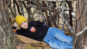 Строительство шалаша в лесу