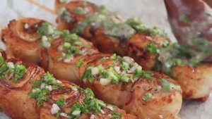 Курица с чесноком и беконом, которая невероятно вкусна и проста в приготовлении.