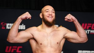 Боец UFC Уокер назвал себя "русским мужиком" после победы над Сазерлендом