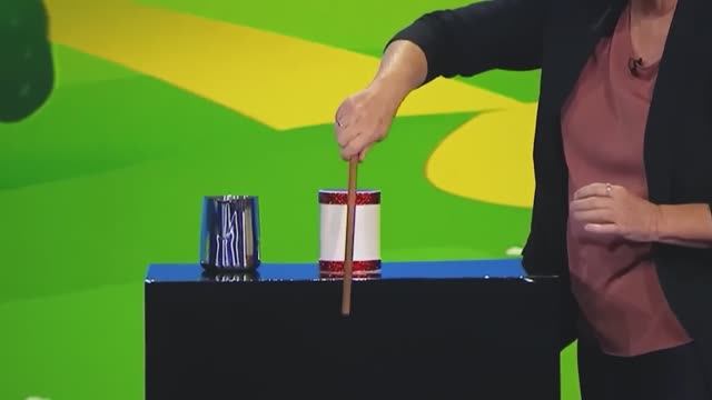 Разоблачение трюка: проталкивание палочки сквозь стакан с молоком смотреть онлайн