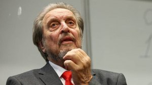 Отец Илона Маска посетил в Казани матч КХЛ между "Ак Барсом" и "Адмиралом"