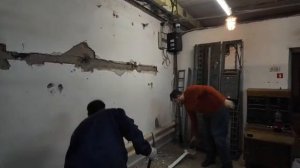 Устанавливаем старую декадно-шаговую телефонную станцию в музее