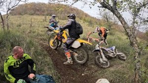 По граням чёрного бриллианта после дождя.