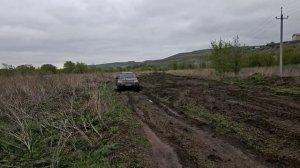 Фрилендер по раскисшей полевой дороге