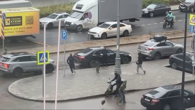 «Координаторы» в Mercedes без номеров следили за дракой мигрантов в московском ЖК смотреть онлайн