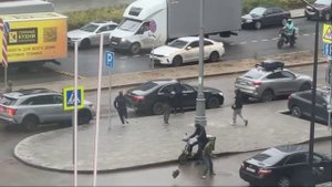«Координаторы» в Mercedes без номеров следили за дракой мигрантов в московском ЖК