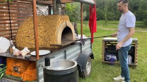 Приготовление пиццы в печи на дровах в природных условиях