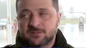 Зеленский в аэропорту гонит туфту без суфлера про удар по Харькову