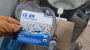 Балкон в стиле лофт: смешивание 2.5 кг эпоксидной затирки Ceresit CE 89 серый бетон 🔪 🪣