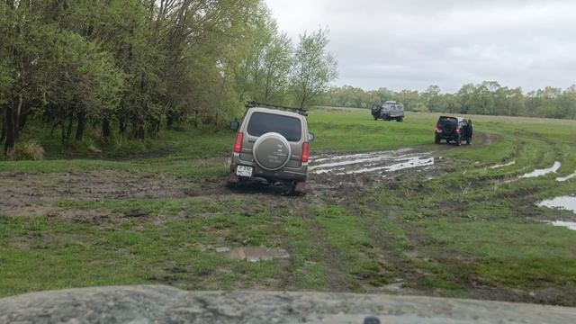 Джимник резвится в грязи