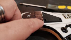 Как обнизить высоту струн по порожку, если стоит топлок