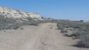 Спуск с восточного чинка Устюрта и дорога в черепаховый оазис