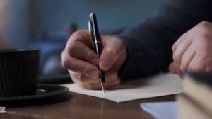 КАКОЙ-ТО ОПЕРНЫЙ ПЕВЕЦ. ИСПОЛНЯЕТ АВТОР МУЗЫКИ КОМПОЗИТОР ДМИТРИЙ ОВЧИННИКОВ. АВТОР ТЕКСТА Ю.СОБОЛЬ
